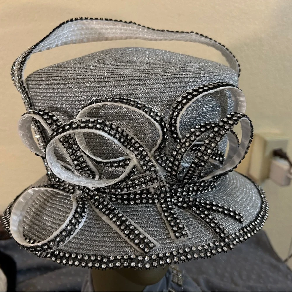 Elegant Black and White Women's Hat - Picture 4 of 12